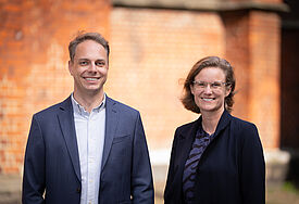 Kandidierende sind Bettina Axt, Pastorin im Kreis Ostholstein, und Oliver Erckens, Pastor im Herzogtum Lauenburg. 
