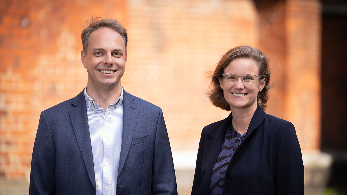 Kandidierende sind Bettina Axt, Pastorin im Kreis Ostholstein, und Oliver Erckens, Pastor im Herzogtum Lauenburg. 