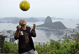 Gabriel Martins dos Santos (15 Jahre) mit einem Fussball vor der Kulisse des Zuckerhutes und der Bucht von Botafogo.