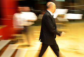 EKD-Chef Nikolaus Schneider tritt auf der Synode von seinem Amt zurück