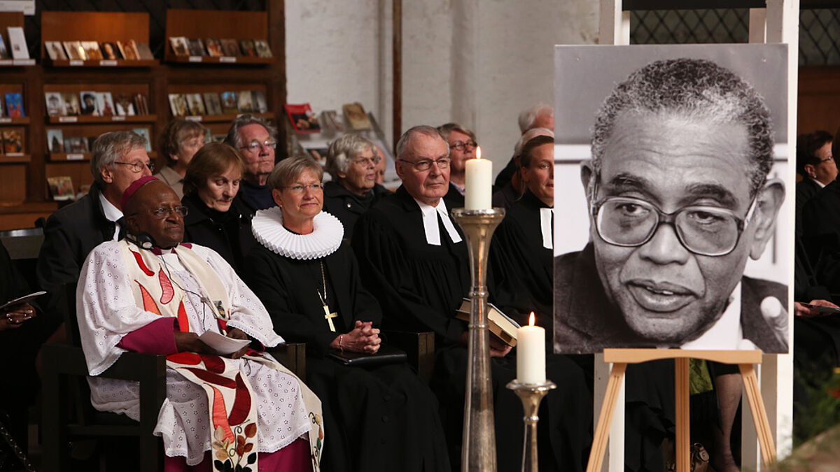 Trauer um Philip Potter (v.l.): Friedensnobelpreisträger Desmond Tutu, Bischöfin Kirsten Fehrs und Rudolf Hinz, ehemals ÖRK