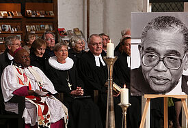 Trauer um Philip Potter (v.l.): Friedensnobelpreisträger Desmond Tutu, Bischöfin Kirsten Fehrs und Rudolf Hinz, ehemals ÖRK