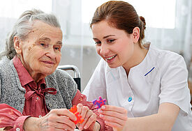 Die Sitftung Alsterdorf ist in der Pflege engagiert – künftig auch mit nichtchristlichen Mitarbeitern (Symbolfoto)