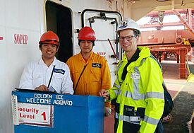 Seemannspastor Matthias Ristau (r.) an Bord mit Seeleuten.
