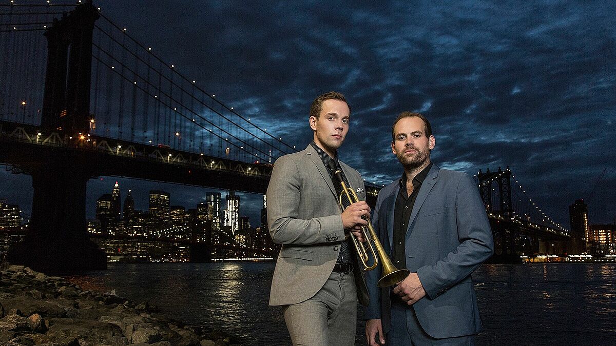 Julian (l.) ist Virtuoser an der Trompete, sein Bruder Roman am Klavier 