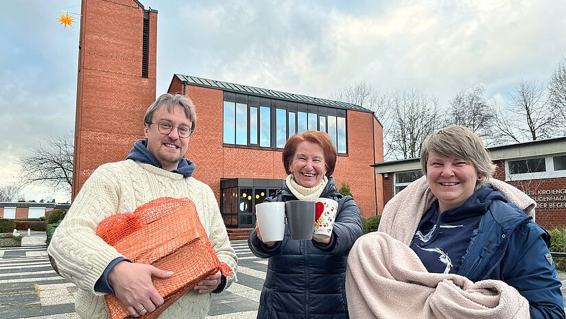 In der Laurentiusgemeinde am Standort Bugenhagenkirche gibt es künftig auch eine Wärmestube: Tim Papenfuß (von links), Silke Schukowski und Pastorin Anne Mareike Müller bereiten alles für den Start vor.