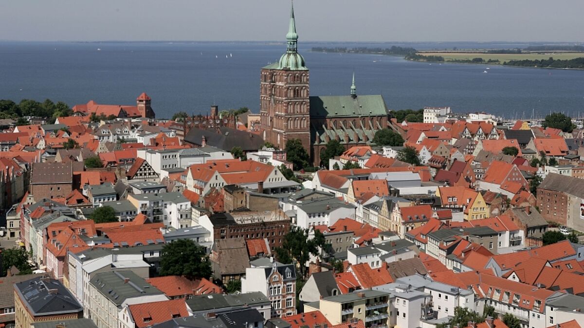 Zum Jahresempfang der Nordkirche im Sprengel Mecklenburg und Pommern wird in die Stralsunder Nikolaikirche eingeladen.
