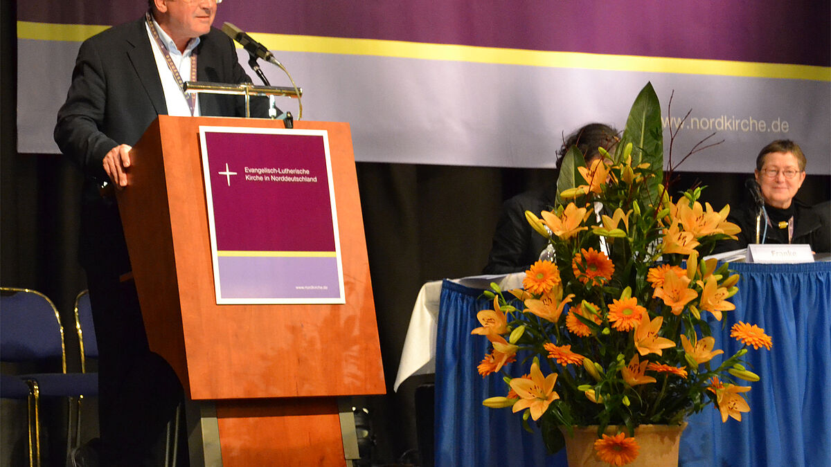 Dr. Henning von Wedel, Mitglied der Ersten Kirchenleitung, bei der Einbringung des Praedikantengesetzes
