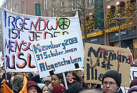 Mehr als 2.500 Schülerinnen und Schüler demonstrierten am Donnerstag in der Hamburger City während der Unterrichtszeit gegen die Flüchtlingspolitik des Senats und der EU.