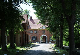 Auf das Klostergelände führt ein Torhaus aus dem 18. Jahrhundert