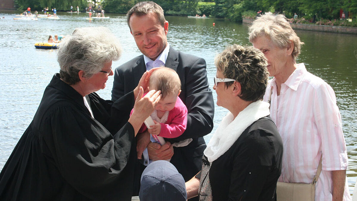 Zum 100-jährigen Bestehen des Hamburger Stadtparks wurde auch ein Tauf-Gottesdienst gefeiert. 15 Babys, Kinder und junge Erwachsene wurden im Stadtpark-See getauft. So taufte Pasotrin Tomke Ande die kleine Carlotta.