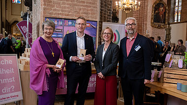 Ministerpräsident Daniel Günther, Landesbischöfin Kristina Kühnbaum-Schmidt, Bischöfin Nora Steen und Vizepräses Friedemann Magaard besuchten gemeinsam die Mitmachangebote im Dom.