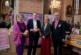 Ministerpräsident Daniel Günther, Landesbischöfin Kristina Kühnbaum-Schmidt, Bischöfin Nora Steen und Vizepräses Friedemann Magaard besuchten gemeinsam die Mitmachangebote im Dom.