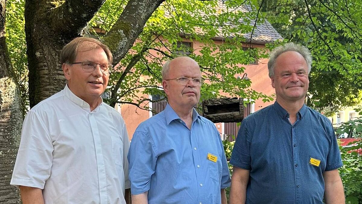 Der scheidende Präsident Bischof em. Dr. Tamás Fabiny, der Stellvertretende Präsident Prof. Rudolf Keller und der neu gewählte Präsident Bischof Tilman Jeremias (v.l.). Foto: MLB