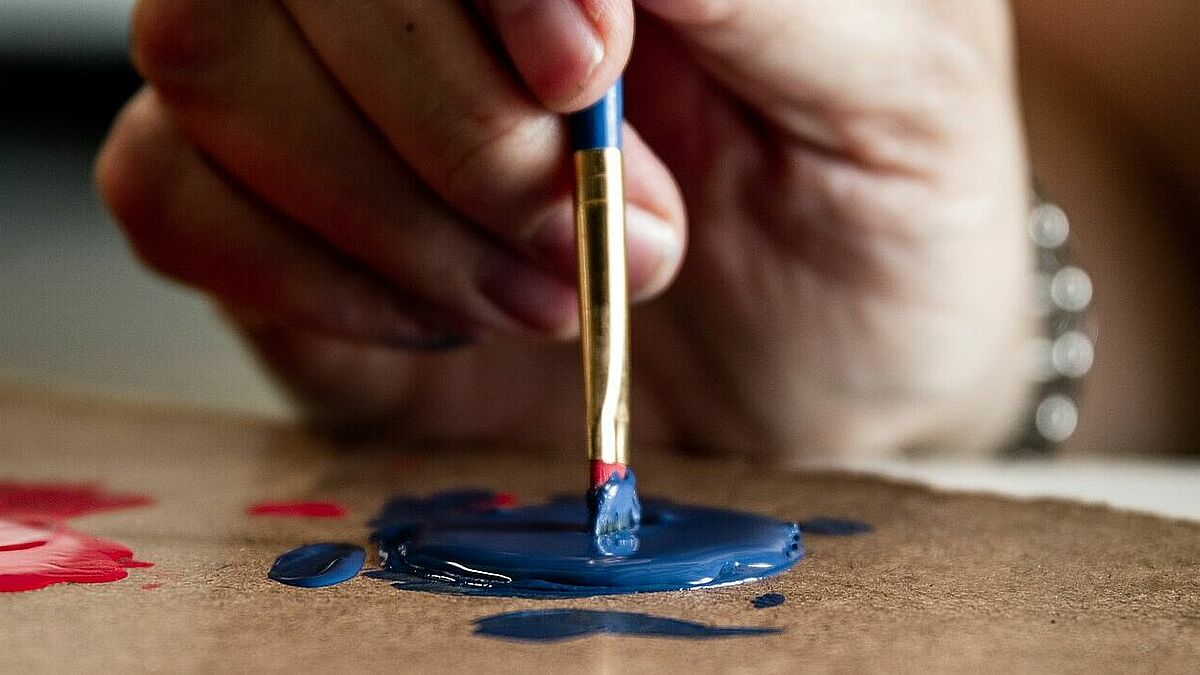 Zum Thema "In Zukunft…lachen!" sind mit Pinsel und Farbe Kunstwerke entstanden. (Symbolbild)