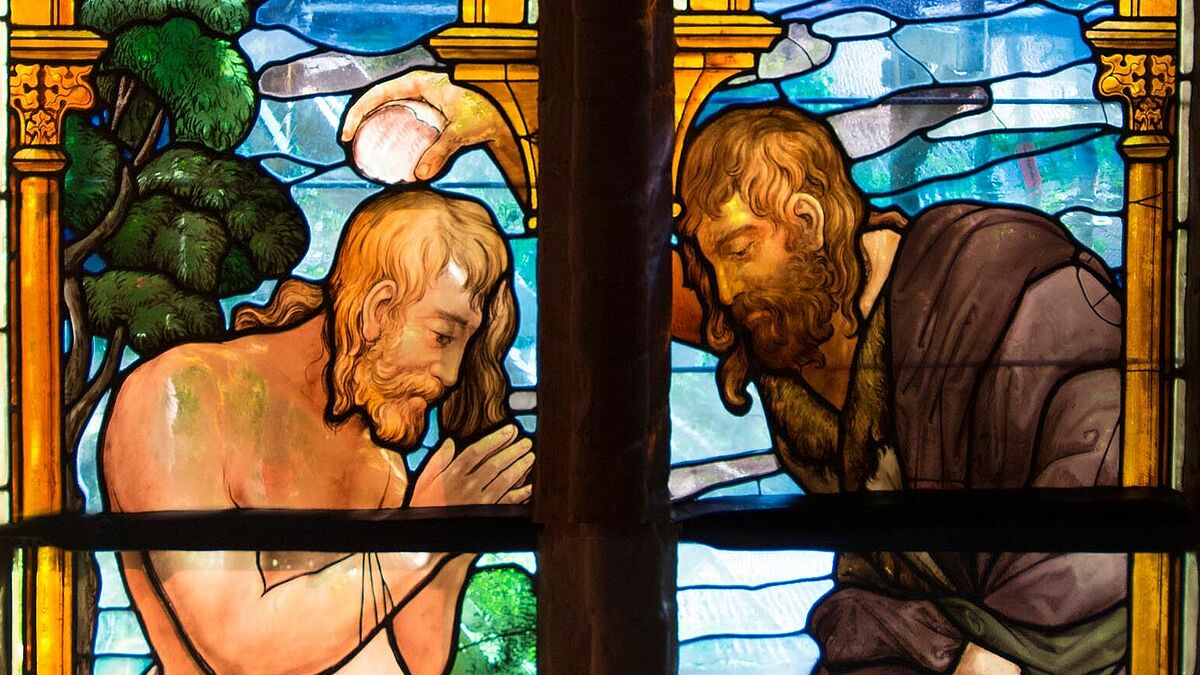 Die Darstellung der Taufe Christi  ist nach einem Vorbild von Raffael aus den Loggien im Vatikan gestaltet.