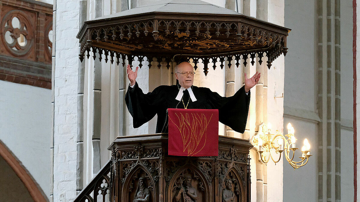 Mit einem Festgottesdienst im Schweriner Dom wurde am Sonnabend Landesbischof Gerhard Ulrich in den Ruhestand verabschiedet. 