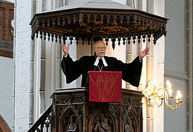 Mit einem Festgottesdienst im Schweriner Dom wurde am Sonnabend Landesbischof Gerhard Ulrich in den Ruhestand verabschiedet. Foto: Cordes / epd