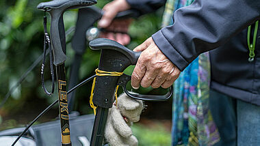 Hände eines Seniors am Rollator 