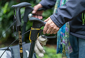 Hände eines Seniors am Rollator 