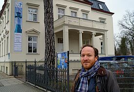 Arne Kühn vor dem Banner von "Kirche stärkt Demokratie"