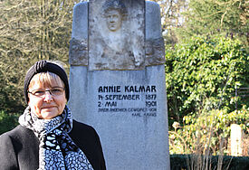 Vereinsvorsitzende Rita Bake im "Garten der Frauen" auf dem Ohlsdorfer Friedhof.