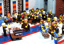 Der US-Amerikaner Chris Wunz hat mit Lego die Szene von Martin Luther im Reichstag zu Worms im Jahr 1521 entworfen und nachgebaut. Unter Miniatur-Kronleuchtern, und vor einem bunt gemischten Lego-Publikum verteidigt Luther vor Kaiser Karl V. seine Lehren.