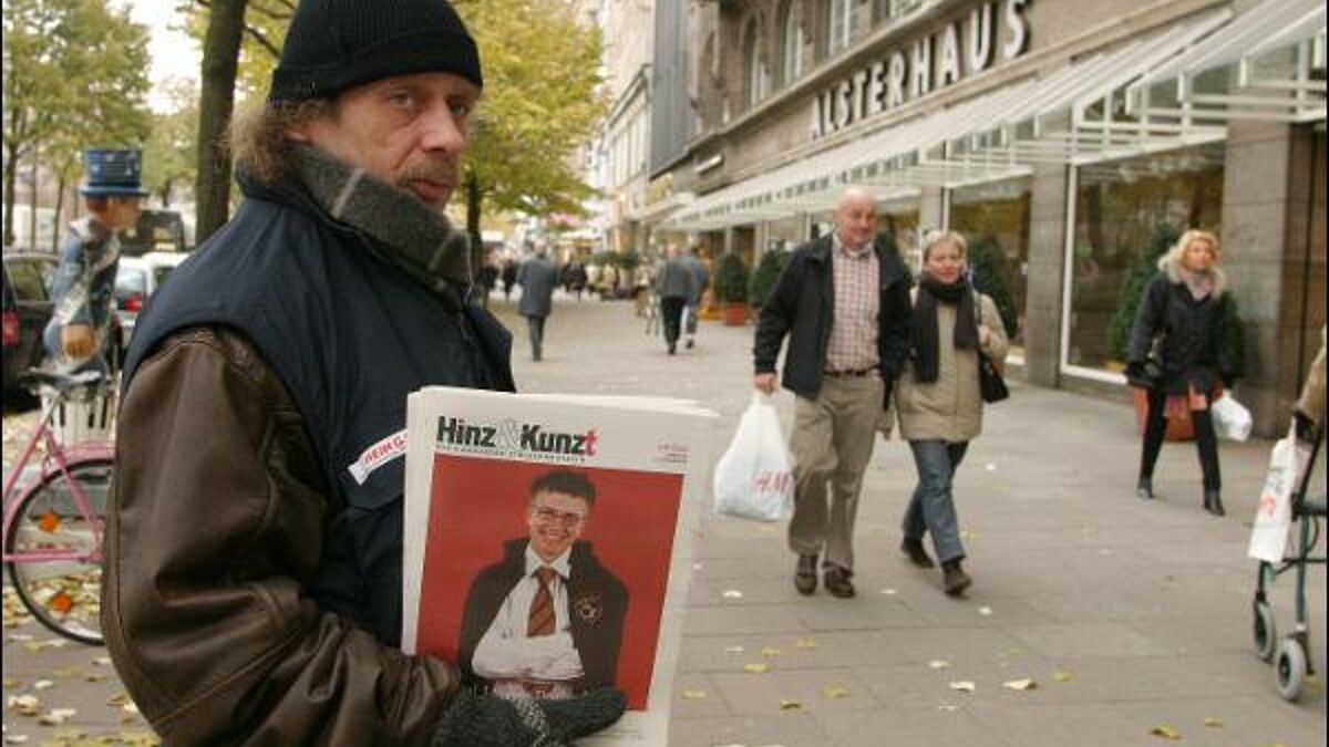 Ein Verkäufer der Hamburger Obdachlosenzeitung Hinz und Kunzt bietet auf dem Jungfernstieg in Hamburg Passanten die Zeitung zum Kauf an. (epd-Archiv 2003) 