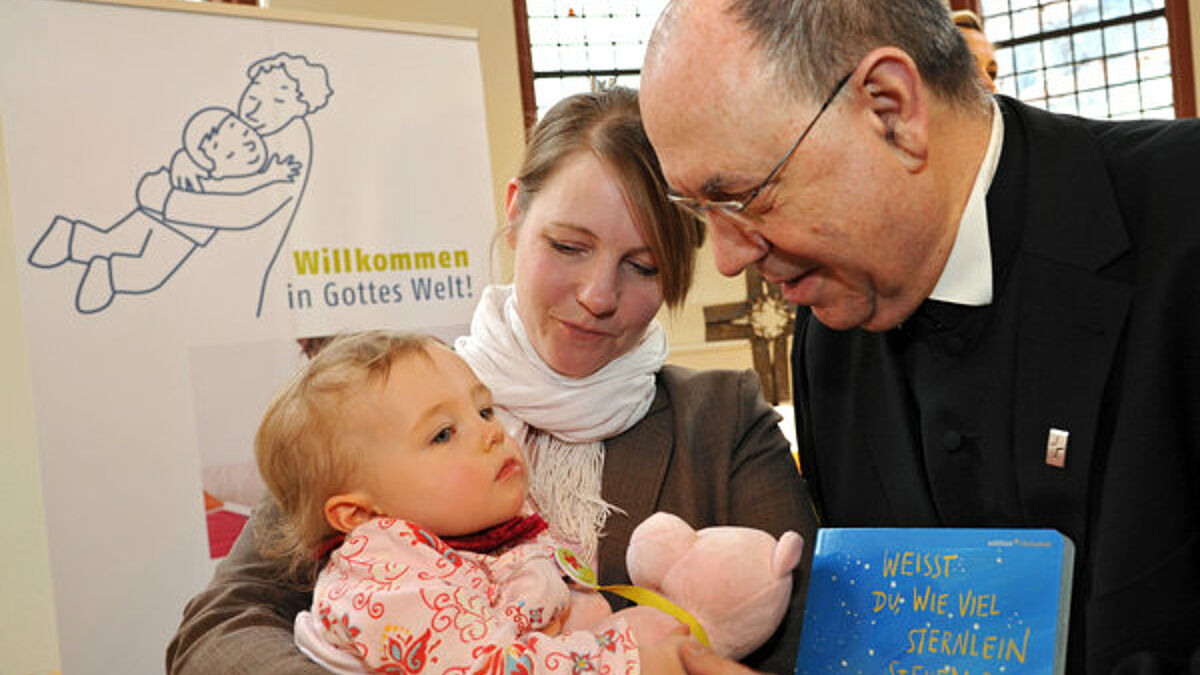 Der Ratsvorsitzende der Evangelischen Kirche in Deutschland (EKD), Präses Nikolaus Schneider bei der  Eröffnung der bundesweiten EKD-Aktion "Willkommen in Gottes Welt". (epd-Archiv 2011) 