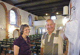 Eine Kirchenführerin führt einen Besucher durch die "Olen Kerk" in Bispingen in der Lüneburger Heide und erklärt ihm das Gemäuer.(Symbolbild)