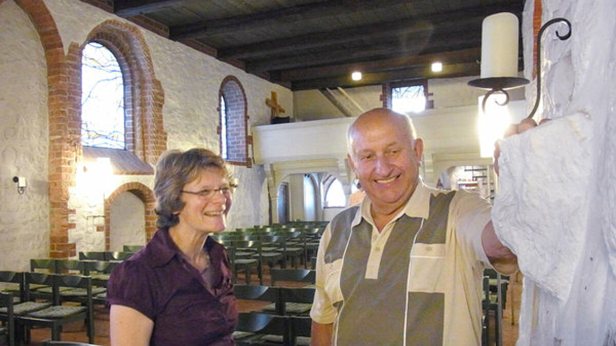 Eine Kirchenführerin führt einen Besucher durch die "Olen Kerk" in Bispingen in der Lüneburger Heide und erklärt ihm das Gemäuer.(Symbolbild)