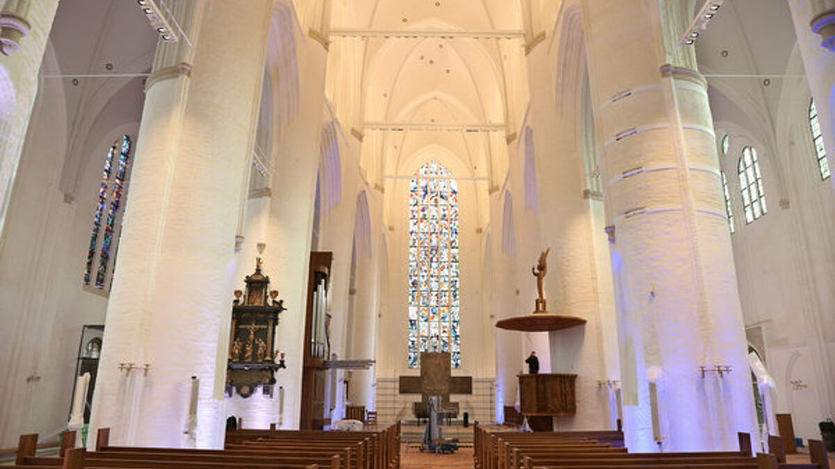 Schmuckes weißes Kirchenschiff: Die Hamburger Hauptkirche St. Katharinen nach fünfjähriger Sanierung und anderthalbjährigerKomplettsperrung 