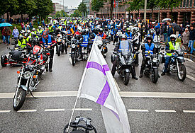Etwa 18.500 Biker sind am Sonntag (12.06.16) zum traditionellen Motorrad-Gottesdienst  am Hamburger Michel gekommen. "Segen Tanken" lautete das Motto, zu dem MOGO-Pastor Lars Lemke predigte. Nach dem Gottesdienst fuhr die MOGO-Gemeinde in einem 40 Kilometer langen Corso ins schleswig-holsteinische Kaltenkirchen. Dafuer wurden Teile der Autobahn A 7 für den allgemeinen Verkehr gesperrt. Die Veranstaltung gilt als groesster Motorrad-Gottesdienst weltweit und wird er von rund 200 Ehrenamtlichen getragen. (Siehe epd-Meldung vom 12.06.16)