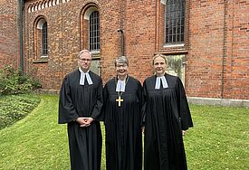 Pastorin Anne Gidion (re.) und ihr Mann, Pastor Karsten Wolkenhauer, bei der Verabschiedung aus der Nordkirche mit Landesbischöfin Kristina Kühnbaum-Schmidt 