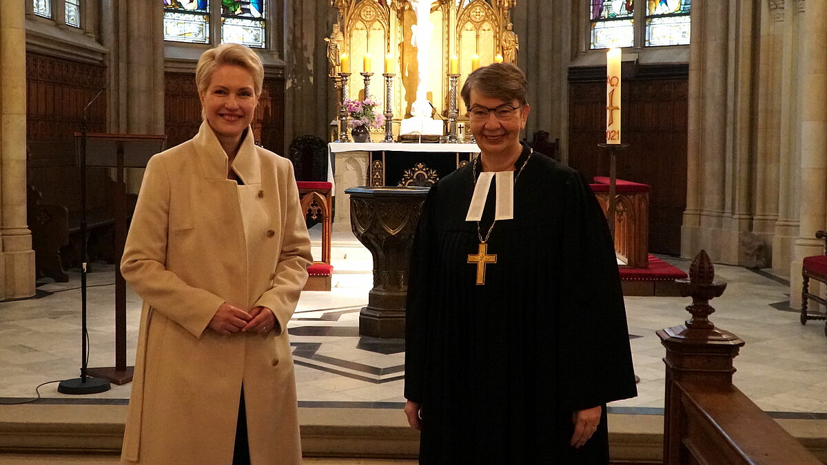 Manuela Schwesig ist in Schwerin als Ministerpräsidentin von Mecklenburg-Vorpommern wiedergewählt worden. Landesbischöfin Kristina Kühnbaum-Schmidt (rechts) gratuliert. 