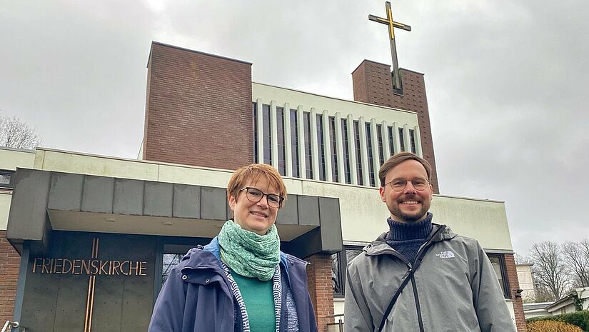 Stephanie Murzin und Björn Schneidereit laden zum Ökumenischen Patientengottesdienst in die Friedenskirche in Lübeck ein. 