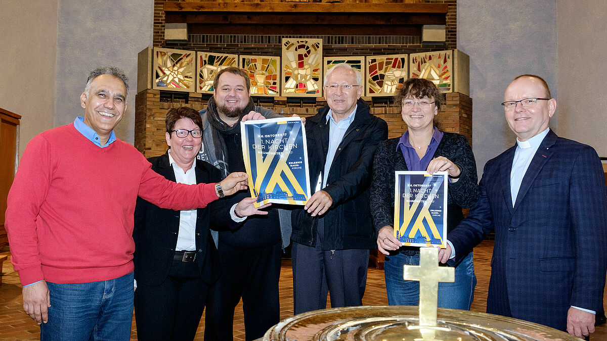 Zum ersten Mal Gastgeber zur Nacht der Kirchen in Neumünster: Keyvan Yavarizadeh (v. l.), Angelika Doege-Baden-Rühlmann, Björn Hattenbach, Norbert Madle, Simone Bremer und Gábor Kant.

