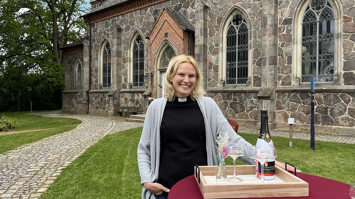 Caroline Boysen ist Pastorin in Basthorst. Am 25. Mai 2025 lädt sie gemeinsam
mit einem Team aus Pastor:innen und Ehrenamtlichen zu den Spontantrauungen in
der Kirche und auf dem benachbarten Gut Basthorst ein.