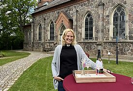 Caroline Boysen ist Pastorin in Basthorst. Am 25. Mai 2025 lädt sie gemeinsam mit einem Team aus Pastor:innen und Ehrenamtlichen zu den Spontantrauungen in der Kirche und auf dem benachbarten Gut Basthorst ein.
