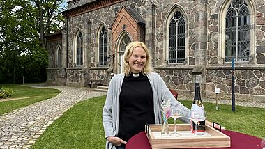 Caroline Boysen ist Pastorin in Basthorst. Am 25. Mai 2025 lädt sie gemeinsam mit einem Team aus Pastor:innen und Ehrenamtlichen zu den Spontantrauungen in der Kirche und auf dem benachbarten Gut Basthorst ein.
