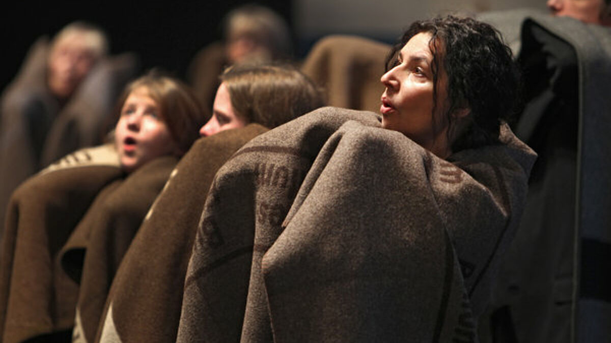 Schirin Partowi (rechts, Alt) als Gutsherrin Angatha bei Proben im April im Theater "Die Burg" in Hamburg mit Solisten und Chor für die Oper "Vom Ende der Unschuld" des Komponisten Stephan Peiffer.