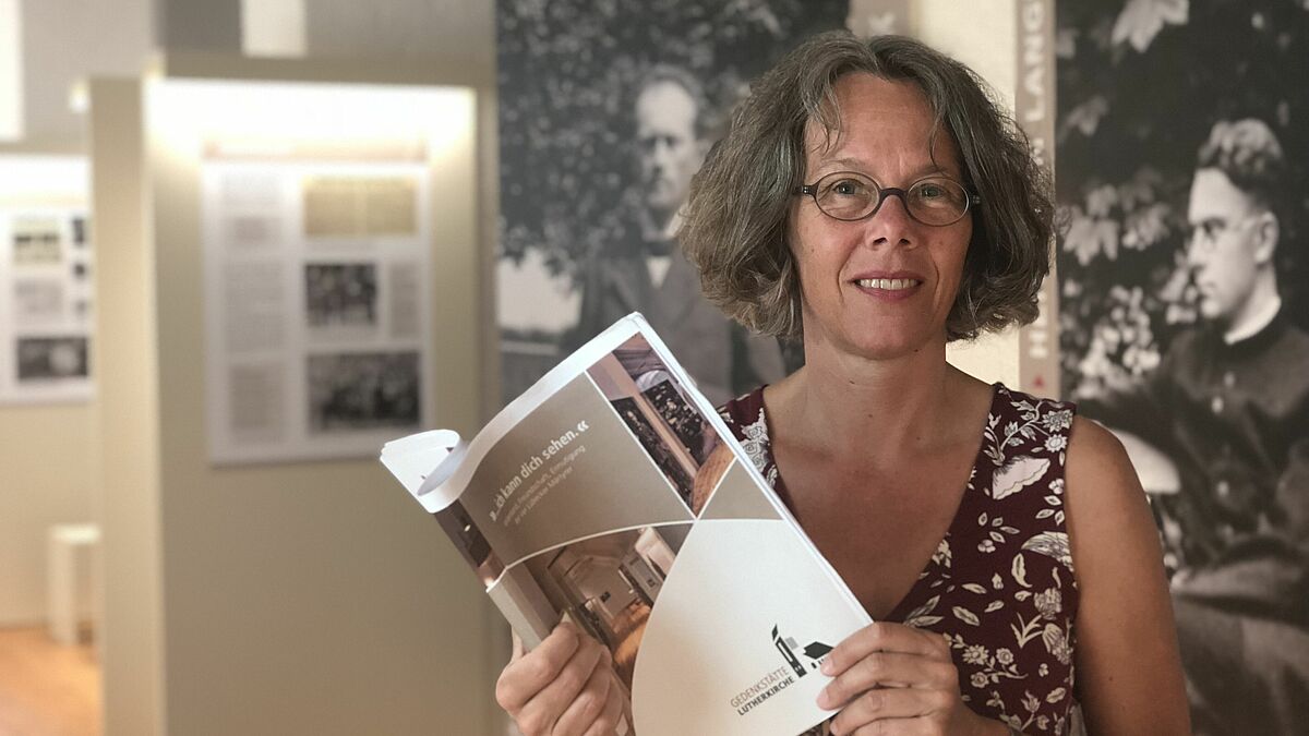 Dr. Karen Meyer-Rebentisch, Leiterin der Gedenkstätte Lutherkirche, mit dem neuen Katalog.