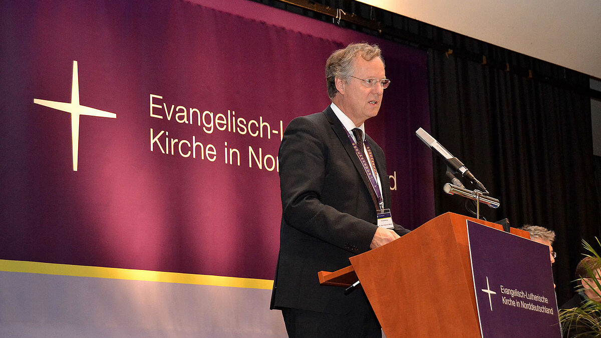 Propst Dr. Karl-Heinrich Melzer brachte das Pastorenvertretungsgesetz in die Landessynode ein
