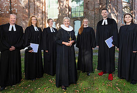 Die neuen Pastorinnen und Pastoren mit Bischöfin Kirsten Fehrs (Mitte) in Rellingen. 
