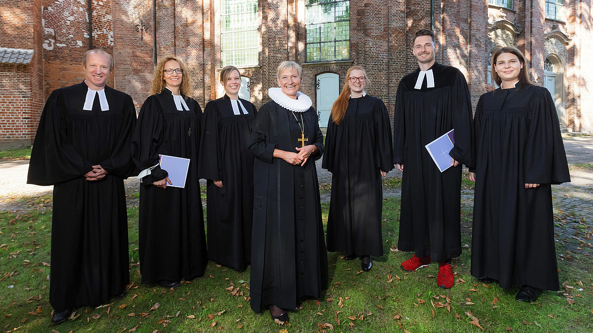 Die neuen Pastorinnen und Pastoren mit Bischöfin Kirsten Fehrs (Mitte) in Rellingen. 