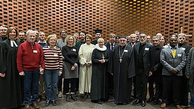 Gruppenfoto zum Chrysostomos Empfang im November 2024_Bischöfin Kirsten Fehrs mit Geistlichen orthodoxer Kirchen und aus der Ökumene im Ökumenischen Forum Hafencity