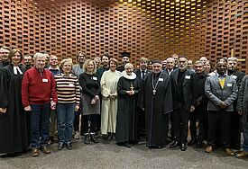 Gruppenfoto zum Chrysostomos Empfang im November 2024_Bischöfin Kirsten Fehrs mit Geistlichen orthodoxer Kirchen und aus der Ökumene im Ökumenischen Forum Hafencity