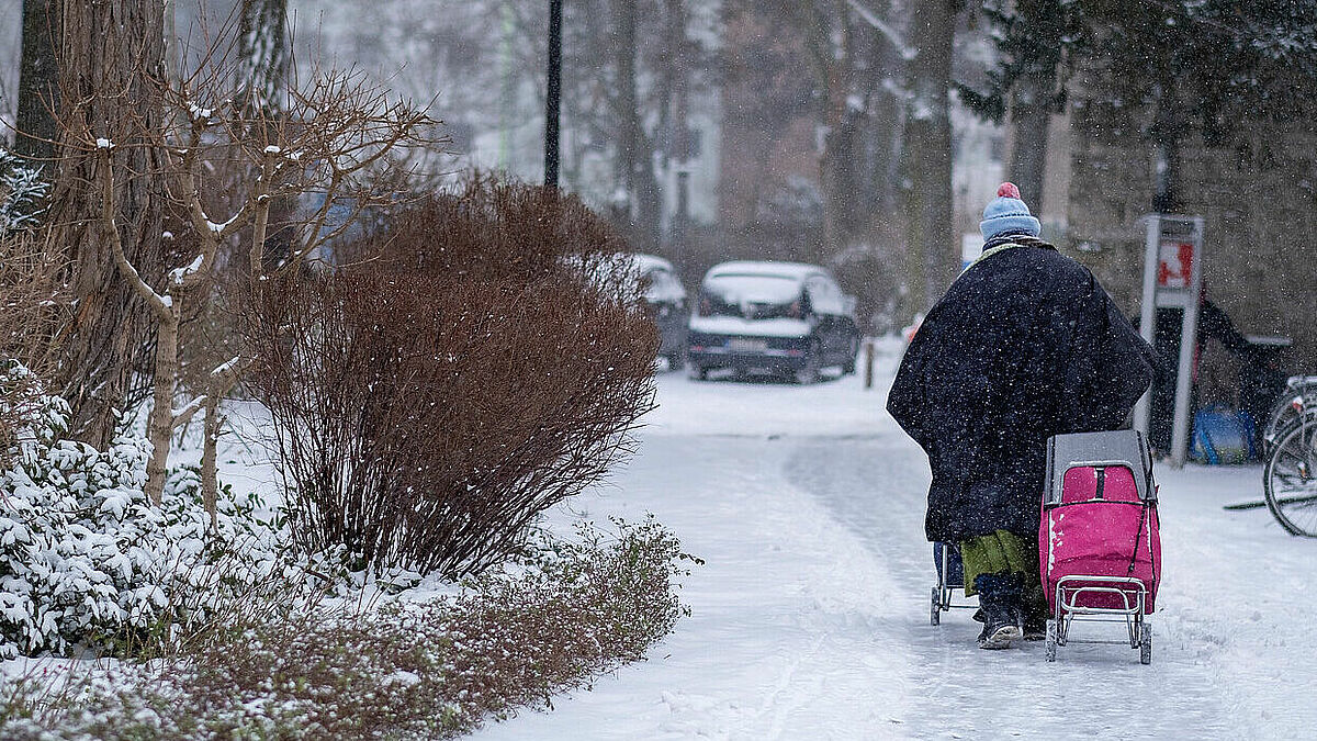 Nach Angaben der Bundesarbeitsgemeinschaft Wohnungslosenhilfe vom 5.2.2021 sind bundesweit in diesem Winter bislang mindestens 17 Wohnungslose erfroren. In Hamburg wurden dank Spenden weitere Menschen in leerstehenden Hotelzimmern untergebracht.