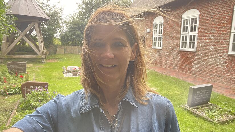 Selfei einer Frau vor der Kirche auf Oland