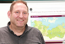 Diplom-Pädagoge Sascha Niemann berät seit drei Jahren Betroffene sexualisierter Gewalt bei der UNA.